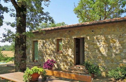 Montieri House | Lovely apartment in villa for 2 guests with WIFI, pool, patio, pets allowed and parking