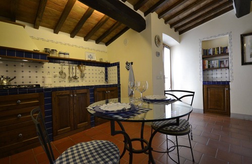 Il Borgo Villa | Lovely apartment in villa with A/C, pool, WIFI, hot tub, TV and panoramic view, close to Cortona