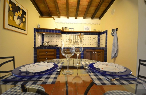 Il Borgo Villa | Lovely apartment in villa with A/C, pool, WIFI, hot tub, TV and panoramic view, close to Cortona