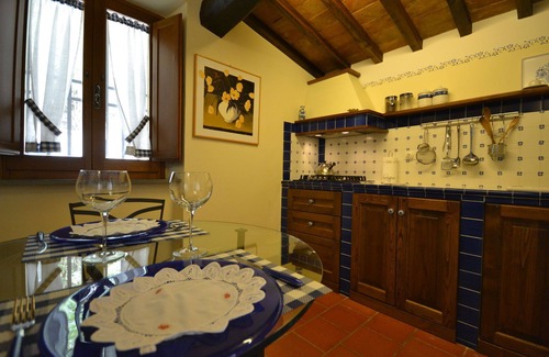 Il Borgo Villa | Lovely apartment in villa with A/C, pool, WIFI, hot tub, TV and panoramic view, close to Cortona