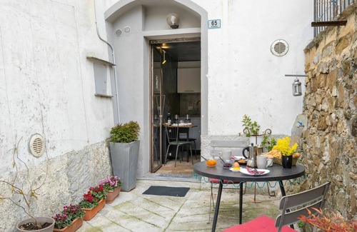 Imperia Villa | Lovely apartment in villa for 2 people with WIFI and terrace