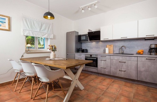 Martina House | Lovely apartment in villa for 6 guests with WIFI, pool, A/C, TV, terrace, pets allowed and parking