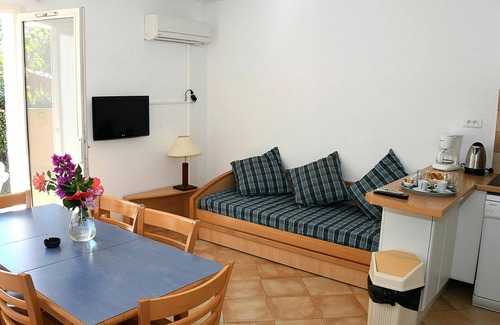 Pineto House | Lovely apartment in villa for 8 guests with WIFI, pool, TV, terrace, pets allowed and parking