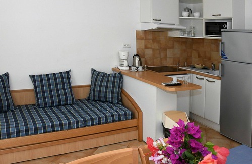 Pineto House | Lovely apartment in villa for 8 guests with WIFI, pool, TV, terrace, pets allowed and parking