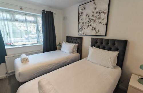 Borehamwood Apartment | Lovely Apartment With Private Garden & Parking