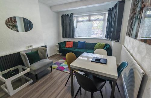 Borehamwood Apartment | Lovely Apartment With Private Garden & Parking
