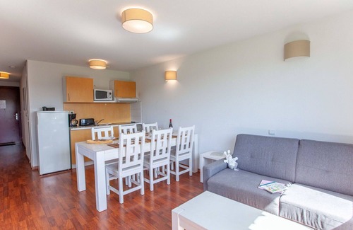 Cassen Apartment | Lovely apartment with internet, pool, TV, terrace, pets allowed, panoramic view and parking