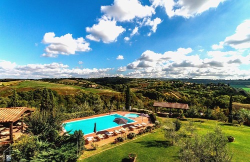 Sughera Apartment | Lovely apartment with WIFI, A/C, pool, TV, veranda, panoramic view, parking, close to San Gimignano