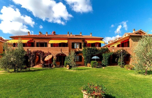 Sughera Apartment | Lovely apartment with WIFI, A/C, pool, TV, veranda, panoramic view, parking, close to San Gimignano