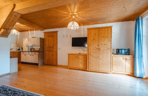 Sankt Martin bei Lofer Villa | Lovely apartment in villa for 2 guests with TV, balcony, pets allowed and parking