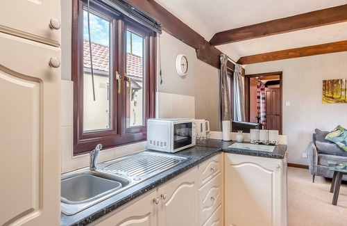 Colchester Cottage | Lovely barn in a beautiful setting with swimming pool.