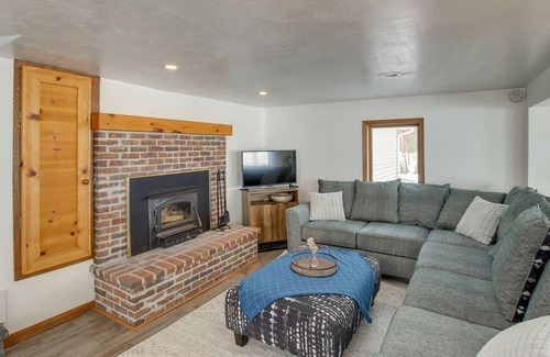 Little Sturgeon House | Lovely Bayfront Vacation Rental w/ Spacious Deck!
