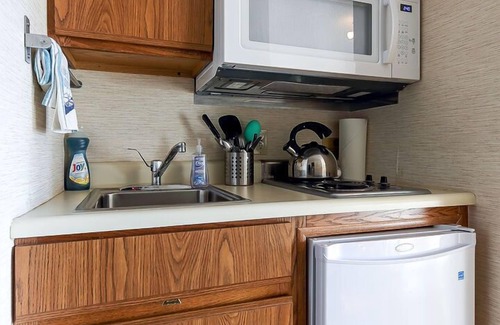 Williamsburg Condo | 🏖️ Lovely Beachside Studio @ The Shores | Deck + Bay Views + Champagne Welcome ➠ 5679