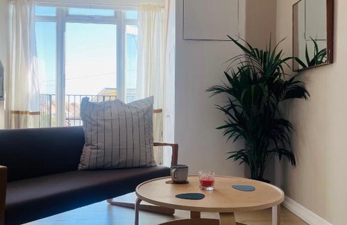 Worthing Apartment | Lovely bijou loft apt, one road back from the sea