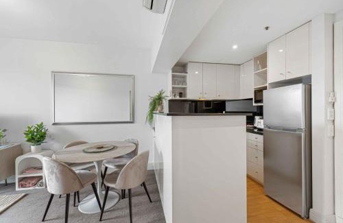South Yarra Apartment | Lovely Boutique 1-Bed Unit with Gym & Pool