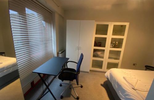 Wapping House | Lovely bright double room-private bathroom