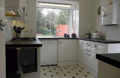 Mudeford House | LOVELY BUNGALOW JUST 200 YARDS FROM SEAFRONT WITH GARDEN - HB2087