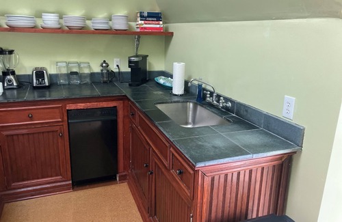 Lexington Apartment | Lovely C.1890 Flat with Garden in Historic Downtown