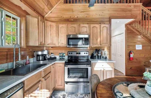 Chalet Village Cabin | Lovely Cabin near GSMNP & Attractions