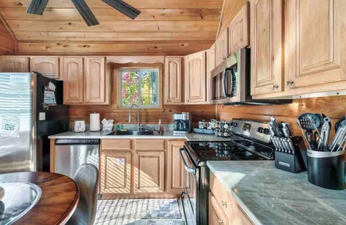 Chalet Village Cabin | Lovely Cabin near GSMNP & Attractions