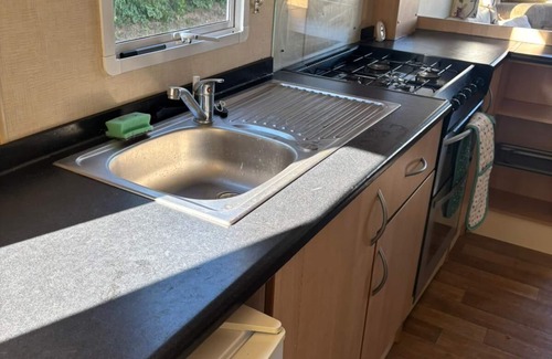 Hopton House | Lovely caravan with free Wi-Fi at Broadland Sands Park, Suffolk ref 20020BS