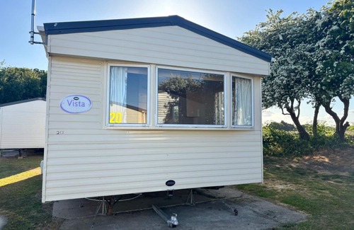 Hopton House | Lovely caravan with free Wi-Fi at Broadland Sands Park, Suffolk ref 20020BS