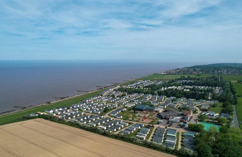 Hopton House | Lovely caravan with free Wi-Fi at Broadland Sands Park, Suffolk ref 20020BS