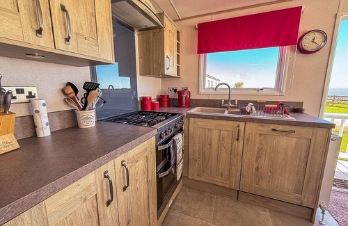 Pakefield House | Lovely caravan with seaviews, Wi-Fi and decking near Pakefield beach ref 68040CR