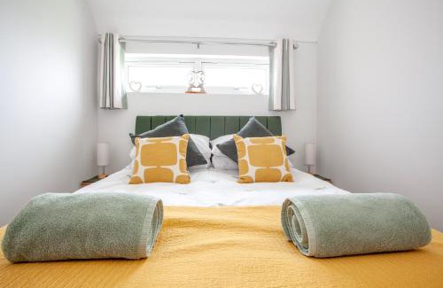 New Forest District Apartment | Lovely & Charming Studio with Parking In New Forest - Brand New!