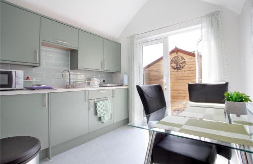 New Forest District Apartment | Lovely & Charming Studio with Parking In New Forest - Brand New!
