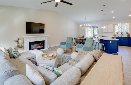 Clinton House | Lovely Clinton Home w/ Hot Tub on 10 Acres!