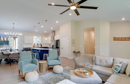 Clinton House | Lovely Clinton Home w/ Hot Tub on 10 Acres!
