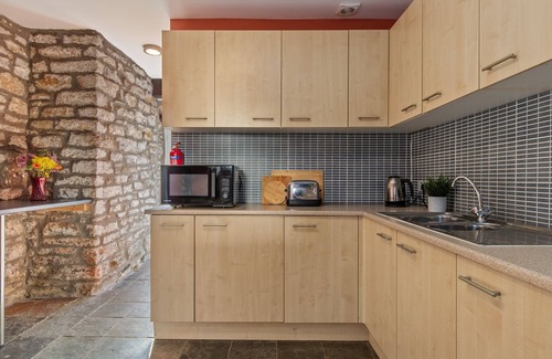 Llanddowror Cottage | Lovely Coach house with 2 bedrooms and garden, with onsite bar