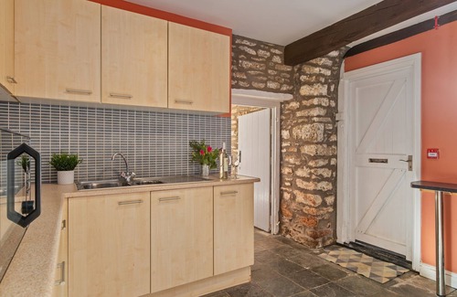 Llanddowror Cottage | Lovely Coach house with 2 bedrooms and garden, with onsite bar