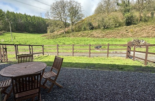Llanddowror Cottage | Lovely Coach house with 2 bedrooms and garden, with onsite bar