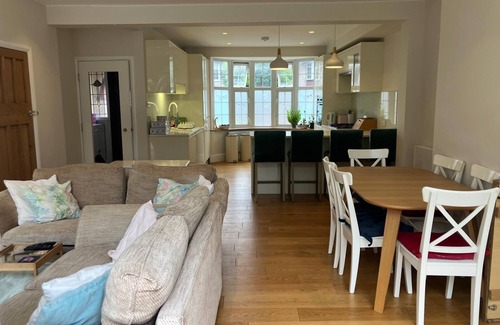 Perry Vale House | Lovely Comfortable Three Bedroom Family Home