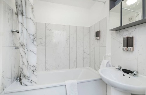 Aveley Apartment | Lovely, Compact 2 bed Apartment with Parking