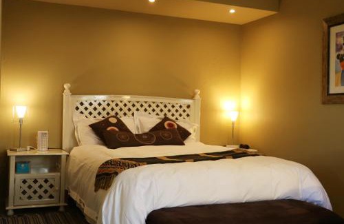 Somerset West House | Lovely Concordia, rental unit with free parking