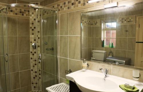Somerset West House | Lovely Concordia, rental unit with free parking