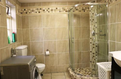Somerset West House | Lovely Concordia, rental unit with free parking