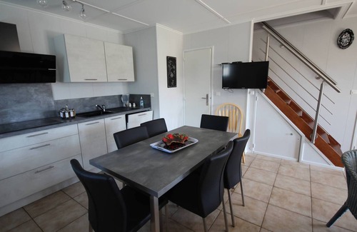 Portiragnes-Plage House | Lovely corner Villa with airco, 5 people, wifi, secured residence with pools (extra charge), 500.