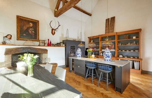 Lechlade House | Lovely Cotswold Barn With Triple Height Sitting Room and Large Private Garden