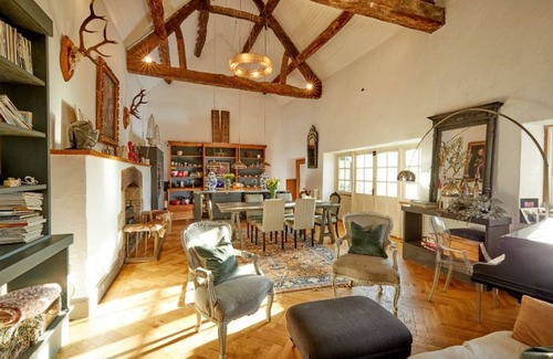 Lechlade House | Lovely Cotswold Barn With Triple Height Sitting Room and Large Private Garden
