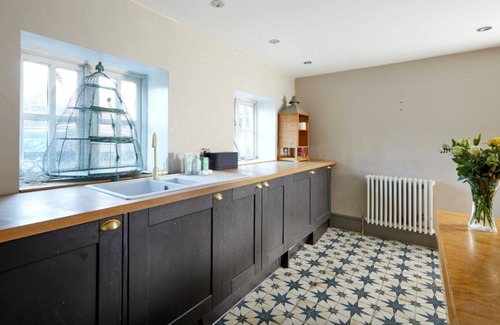 Lechlade House | Lovely Cotswold Barn With Triple Height Sitting Room and Large Private Garden