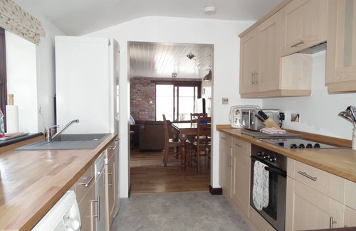 Callington Cottage | Lovely cottage in 4 acres - 2 lakes, hot tub, pool & sunny conservatory