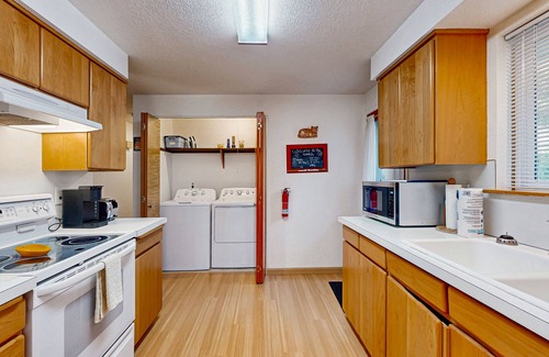 Tolovana Park House | Lovely cottage near the beach with free WiFi, cable, and outdoor deck