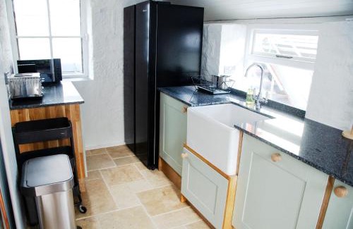 Mabe House | Lovely cottage with private garden
