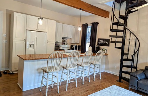 Maryville House | Lovely cottage with screened porch overlooking a creek-minutes from the Dragon!