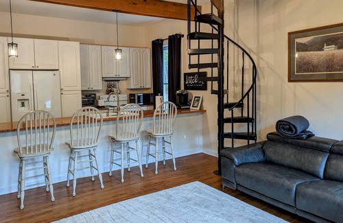 Maryville House | Lovely cottage with screened porch overlooking a creek-minutes from the Dragon!