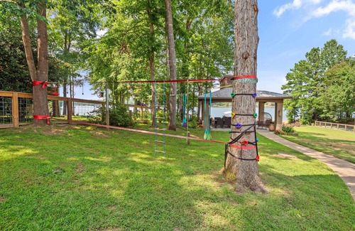 Jasper House | "Lovely Cruise" - Beautiful house and property on flat lot!